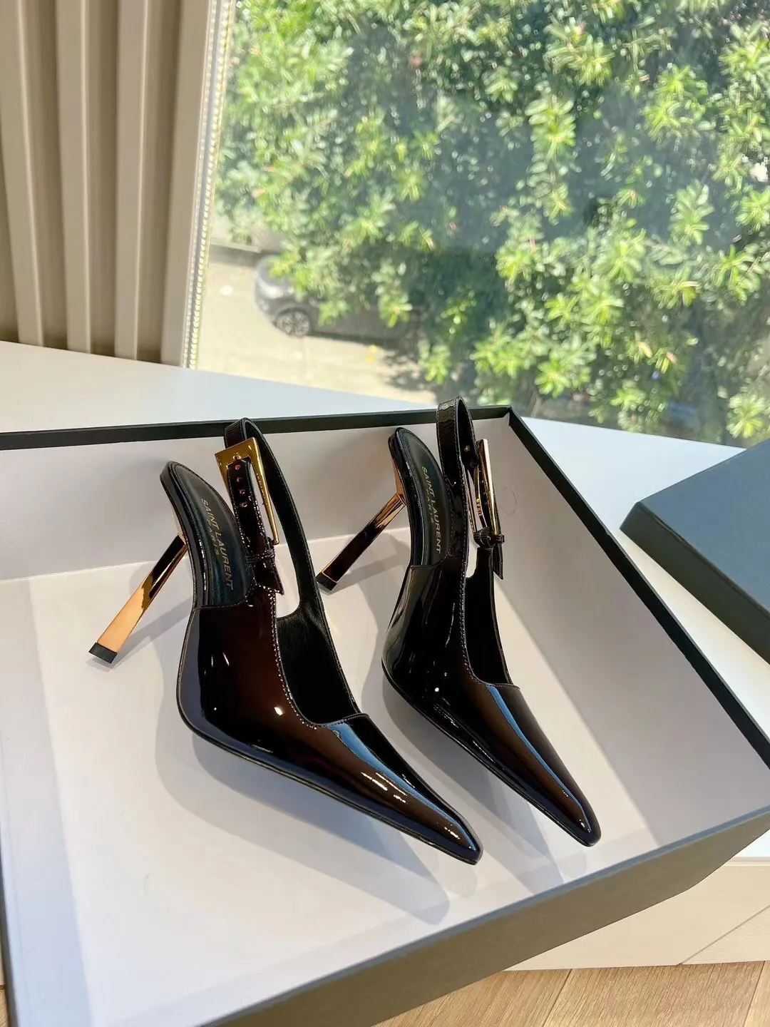 👟👟Ex-factory price 520💯💯Saint Laurent / Saint Laurent Lee metal steel heels. Original open-lasted custom-made 👠 YSL sister’s beautiful high-heeled shoes. They are also the small square toes of the same style as Saint Laurent Rose. The high-heeled shoes are very good at modifying the shape of the feet. The luxurious metal heels. In recent years, SL👟👟factory price has become more and more understanding of women in high-heeled shoes. Yang Shulin’s design impression YSL beautiful high-heeled shoes. Upper: top open edge beads//cow patent leather, sole: genuine leather outsole, heel height: 10cm, size: 35-40 (40) 41 custom code)
